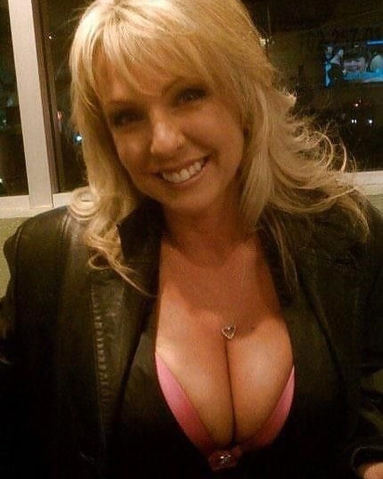 Milf divorcée du 27 cherche jeune amant